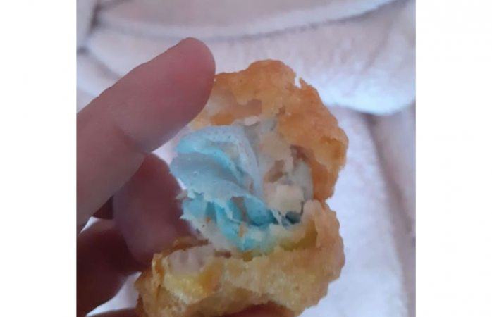 Niña halló pedazo de cubrebocas en nuggets, casi se ahoga