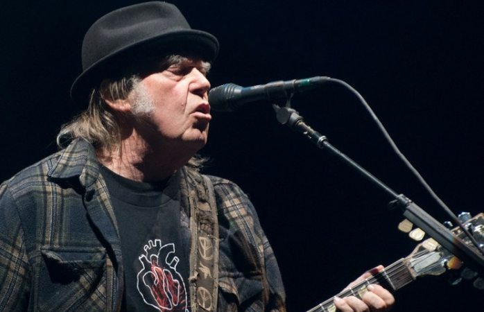 Neil Young demanda a Trump por usar sus canciones en campaña