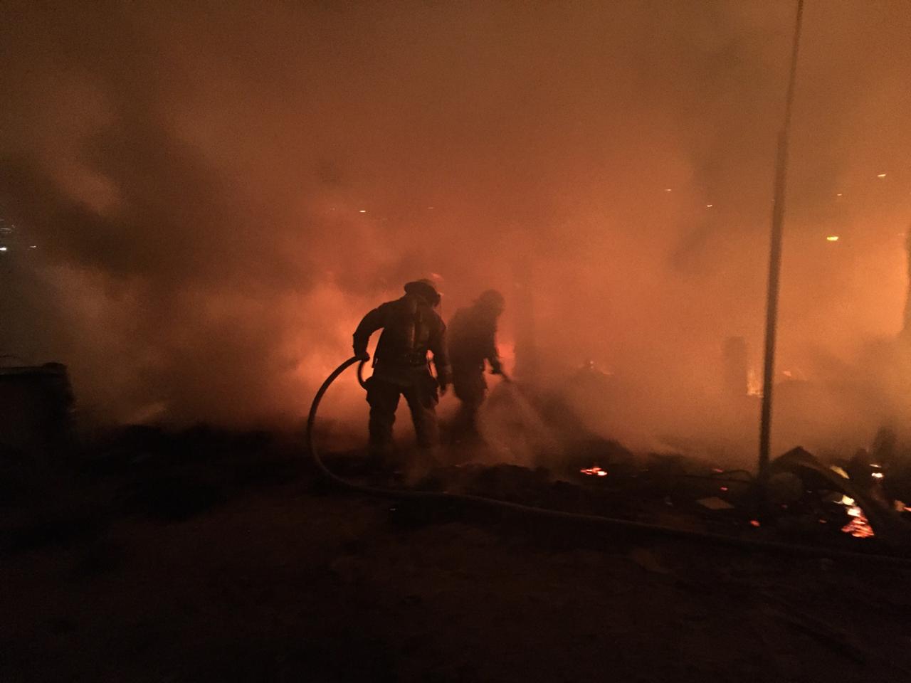 Bomberos durante labor