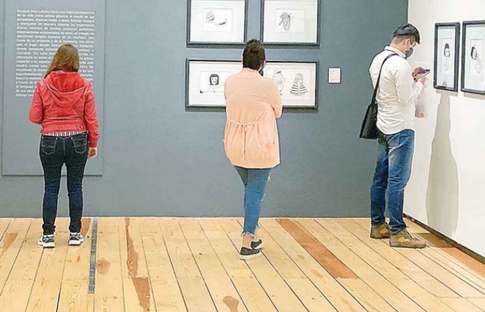 Mon Laferte atrae a visitantes al Museo de la CDMX