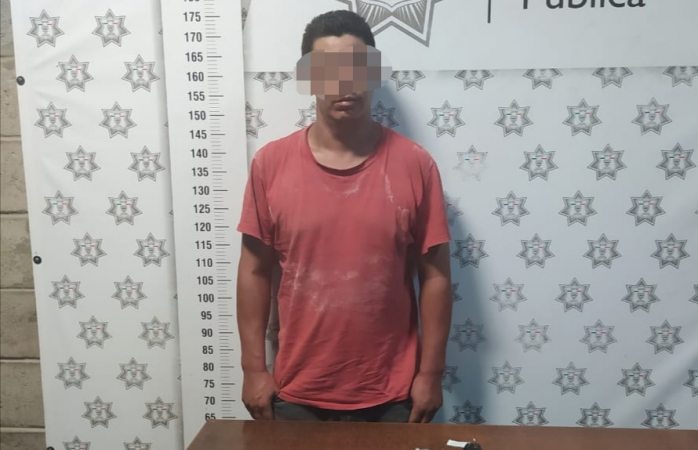 Arrestan policías de Delicias a sujeto con porciones de droga