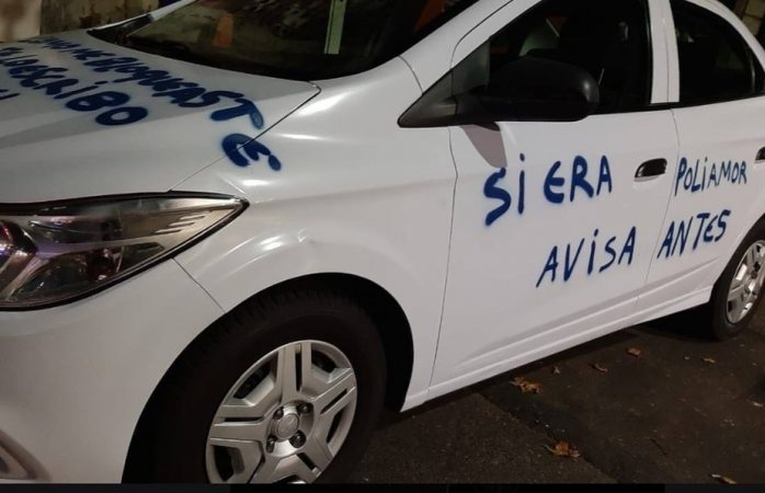 Exponen infidelidad con pintas en auto