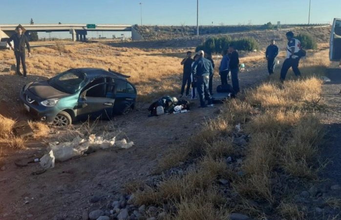 Vuelcan estudiantes en acceso norte