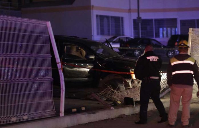 Muere tras chocar con poste