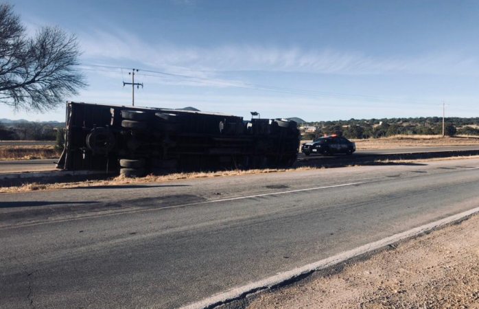 Vuelca tráiler en la carretera cuauhtémoc