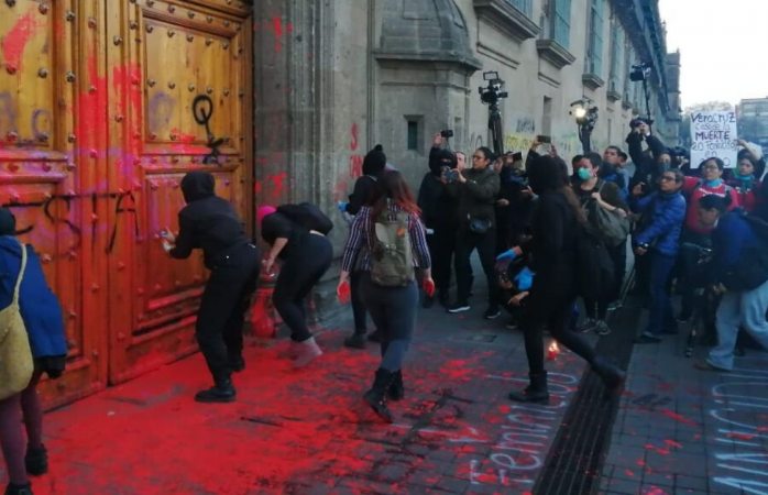 Feministas hacen pintas en Palacio Nacional, piden justicia