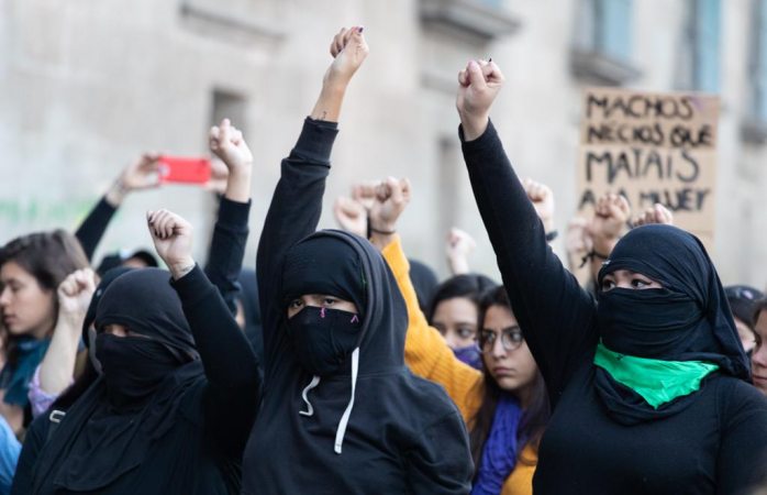 Feministas exigen a amlo disculpa por tratar de minimizar feminicidios