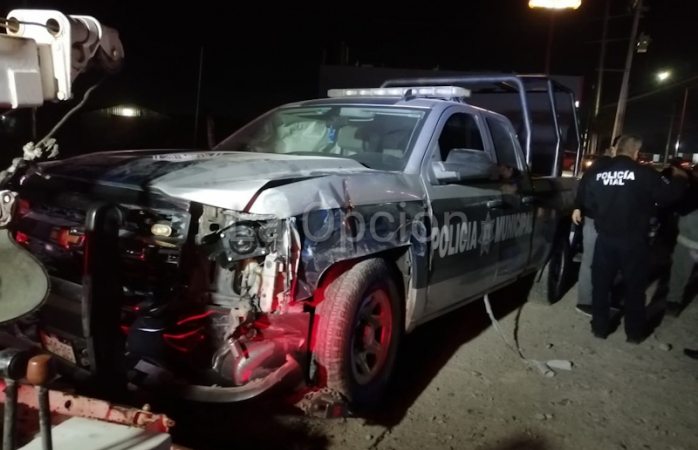 Choca camioneta a patrulla de SPM; internan a un policía