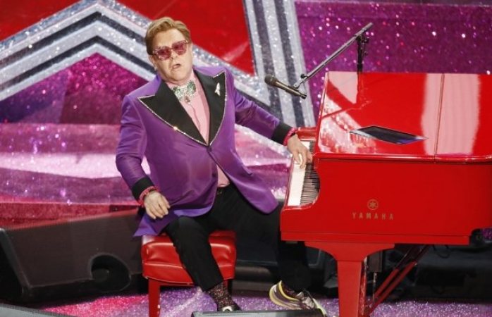 Elton John pierde voz por neumonía, cancela concierto y se disculpa