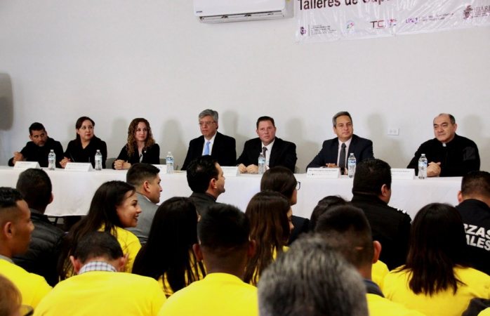 Felicita Armando Cabada a graduados del taller de capacitación juvenil