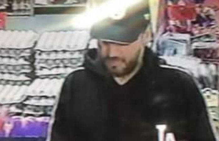 VIDEO: se baja los pantalones delante de niña de primaria