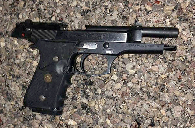 Una de las pistolas de los federales