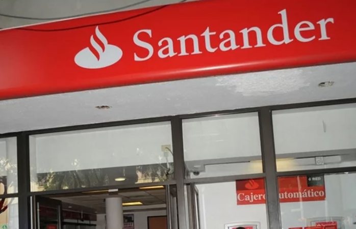 Cajera de Santander denuncia a cuentahabiente que la grabó y acusó