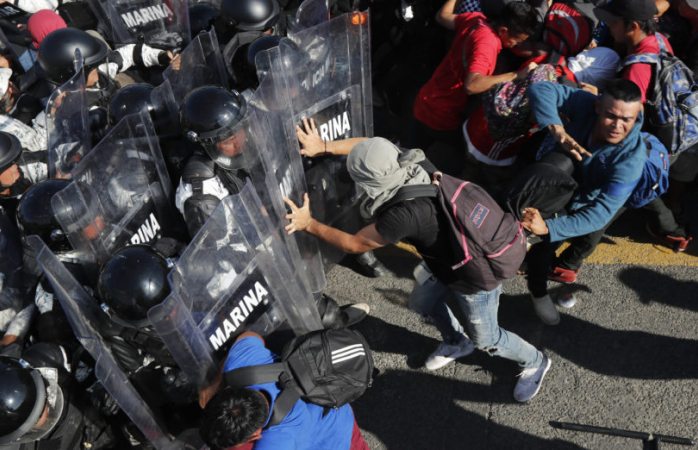 Se enfrenta guardia nacional con caravana migrante