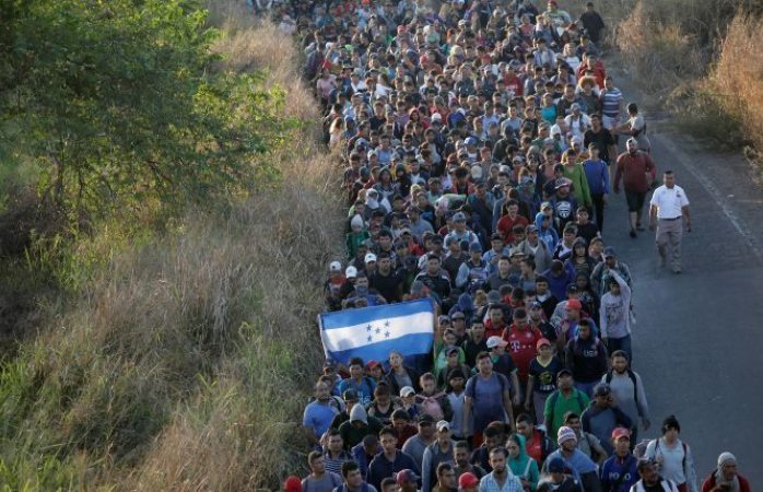 Migrantes forman la caravana del diablo para cruzar a México