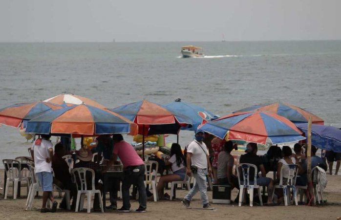 Turistas llenan playas de Veracruz en semáforo rojo por covid-19