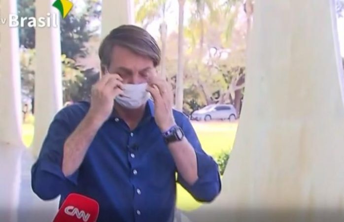 Bolsonaro se quita cubrebocas pese a estar infectado con covid (VIDEO)