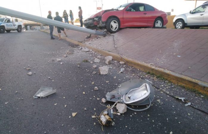 Aparatoso choque derrumba poste de alumbrado público