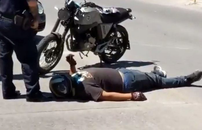 Motociclista queda lesionado en choque