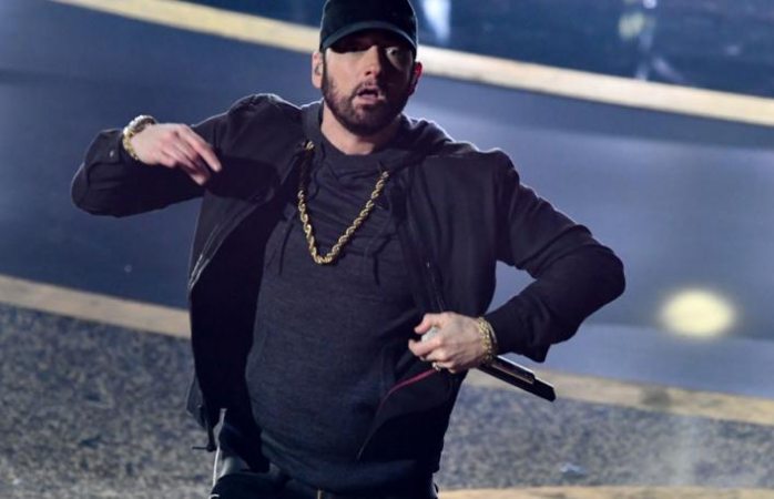 Eminem arremete contra quienes no usan cubrebocas