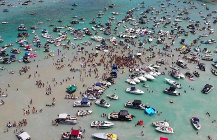 Asistentes a una fiesta por el 4 de julio en lago de Michigan tienen covid