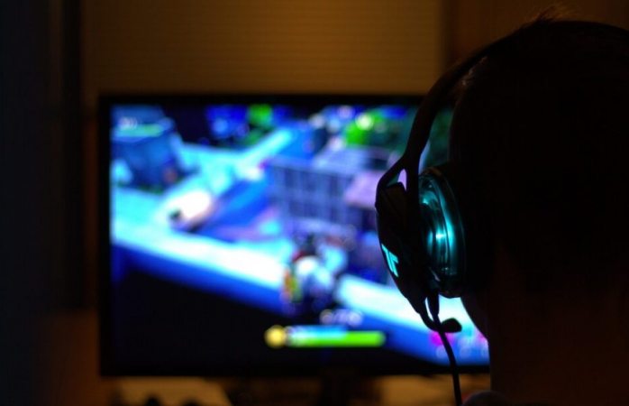 Adolescente sufre derrame cerebral tras jugar videojuegos 22 horas al día