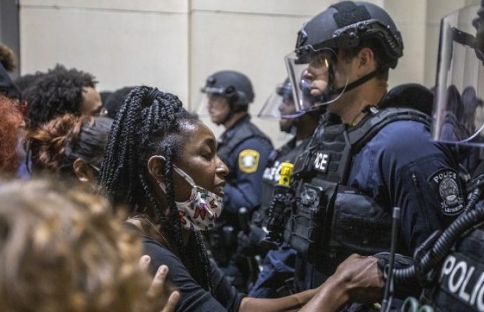 Policía de Kentucky mata a hombre durante protestas por racismo 