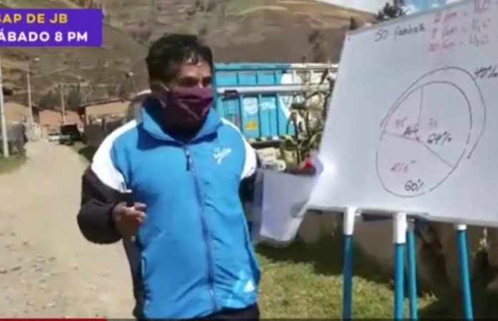 Maestro camina 10 kilómetros al día para dar clases casa por casa