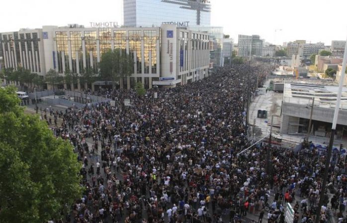 Miles protestan en Francia en repudio al asesinato de George Floyd