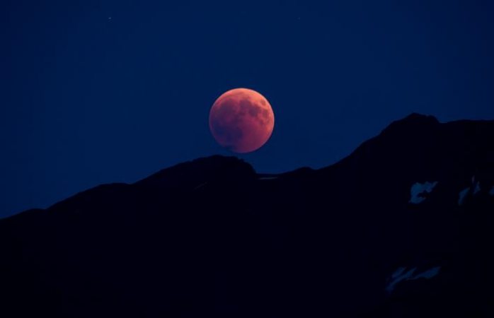 ¿Dónde y cuándo ver la luna de fresa o eclipse penumbral?
