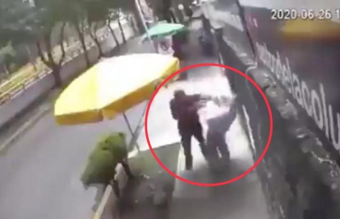 Golpea a mujer y a adulto mayor sólo por caminar 