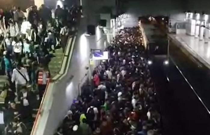Ignoran sana distancia en el metro de la ciudad de méxico