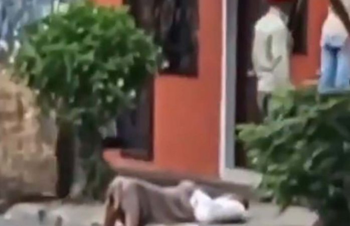 Mujer se desmaya en calle y nadie la ayuda por temor al coronavirus