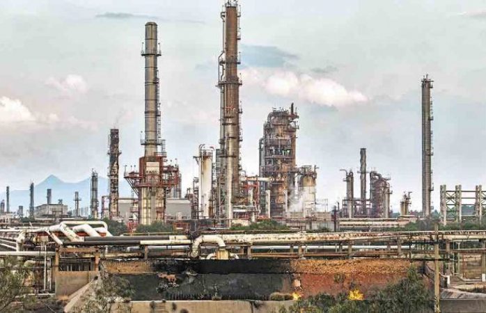 Disminuye producción refinerías por caída histórica