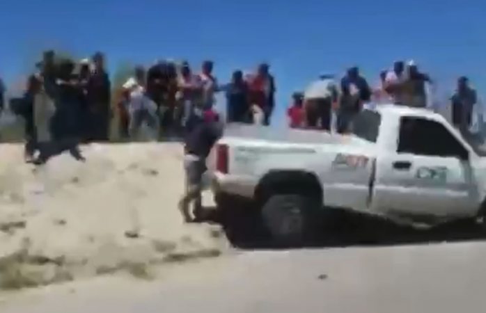 VIDEO: le avientan camioneta en protesta