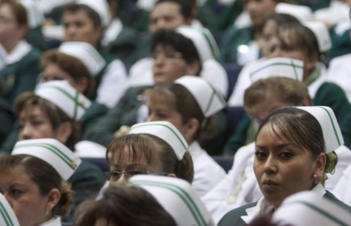 Bajan a cubetazos de los camiones a enfermeras del imss por temor al covid