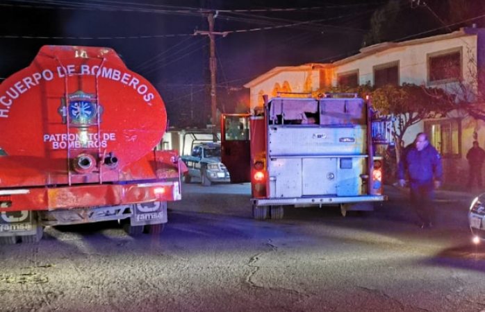 Reportan incendio en domicilio; vecinos ayudan a apagarlo