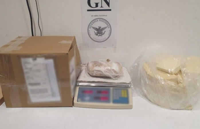 Encuentran metanfetaminas en queso fresco en empresa de paquetería 