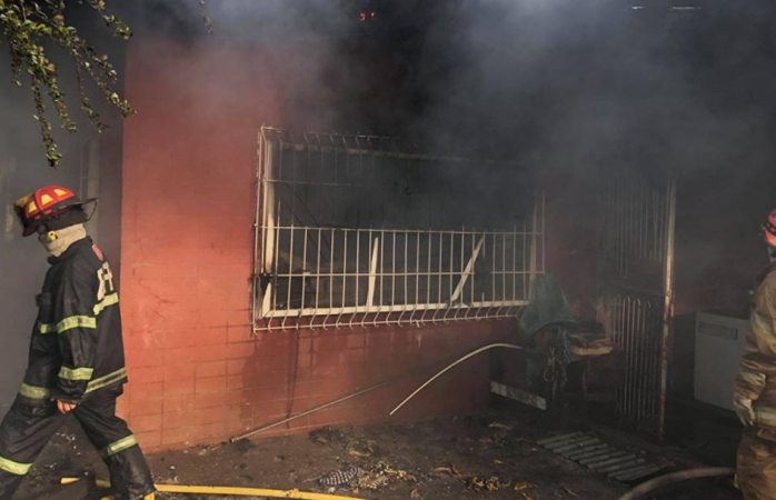 Muere mujer cuando intenta rescatar a sus perritos de incendio