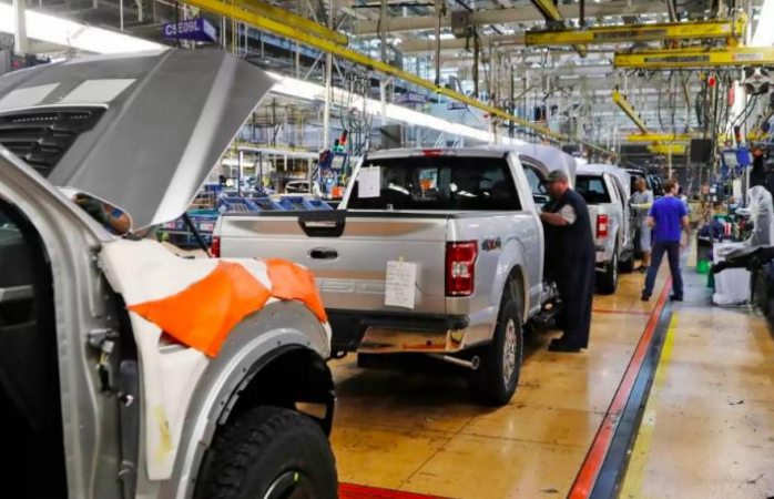 Ford detecta más empleados con covid tras reiniciar labores en EU