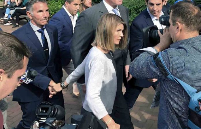 Lori Loughlin se declara culpable de fraude en caso de sobornos a universidades