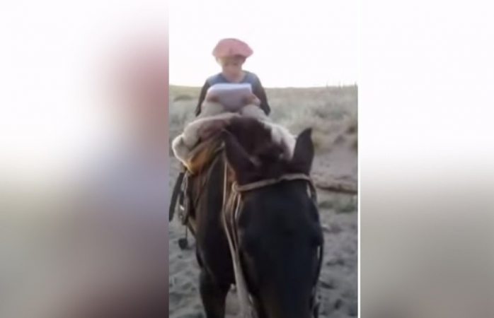 Niño viaja en caballo hasta cerro para conectarse a internet y entregar su tarea