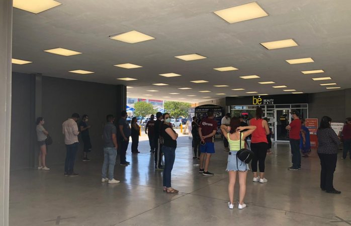 Chihuahuenses abarrotan centros comerciales