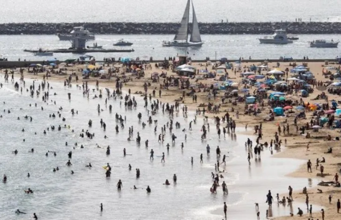Playas llenas en fin de semana festivo en ee.uu pese a advertencia 