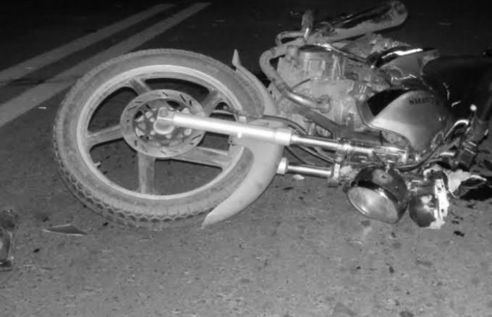 Choca auto del Estado motocicleta y lleva al herido al hospital 