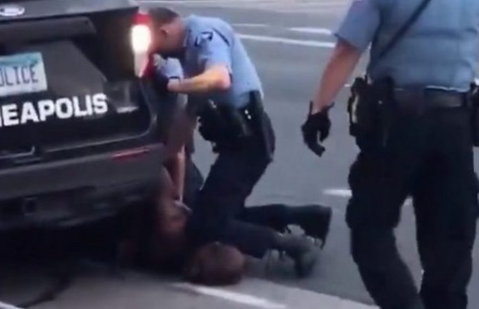 Arrestan a policía que aplastó con su rodilla el cuello de George Floyd