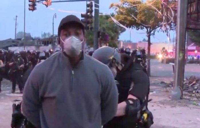 Policía arresta en vivo a reportero que cubría las protestas de Minneapolis