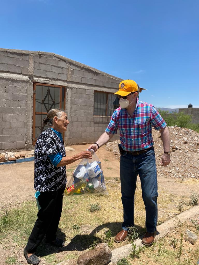 van almenos 100 despensas distribuidas