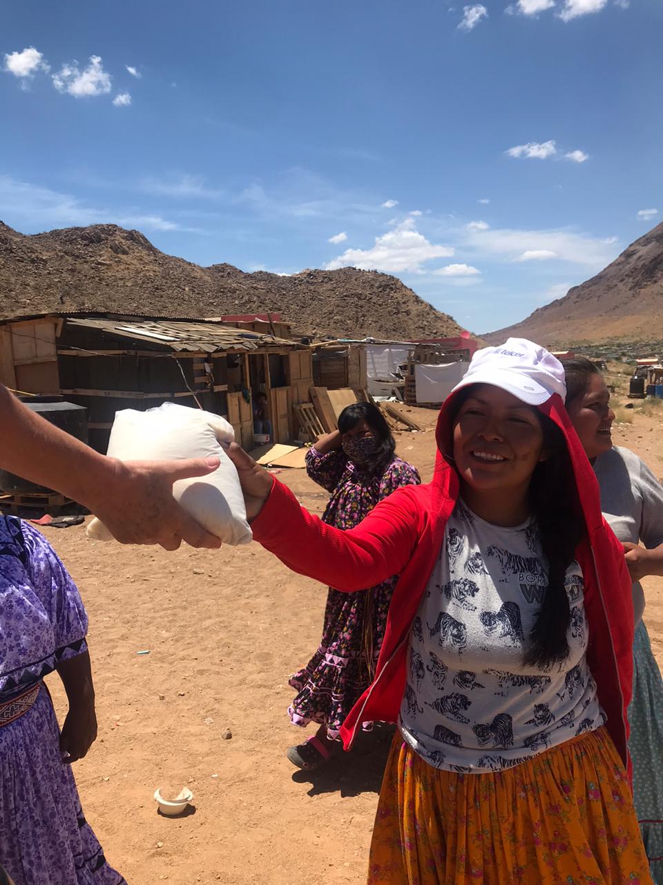 van almenos 100 despensas distribuidas