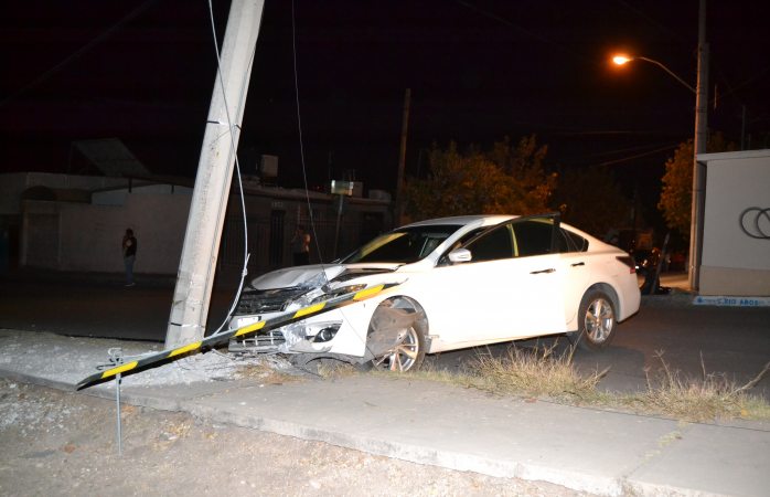 Choca Ebrio Contra Poste De Concreto Y Deja Sin Luz Varios Domicilios